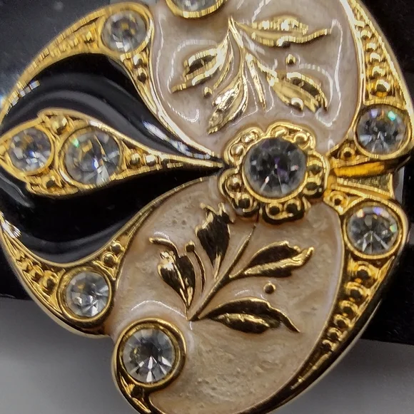 Exquisite Vintage Clip Earrings - Picture 5 of 8